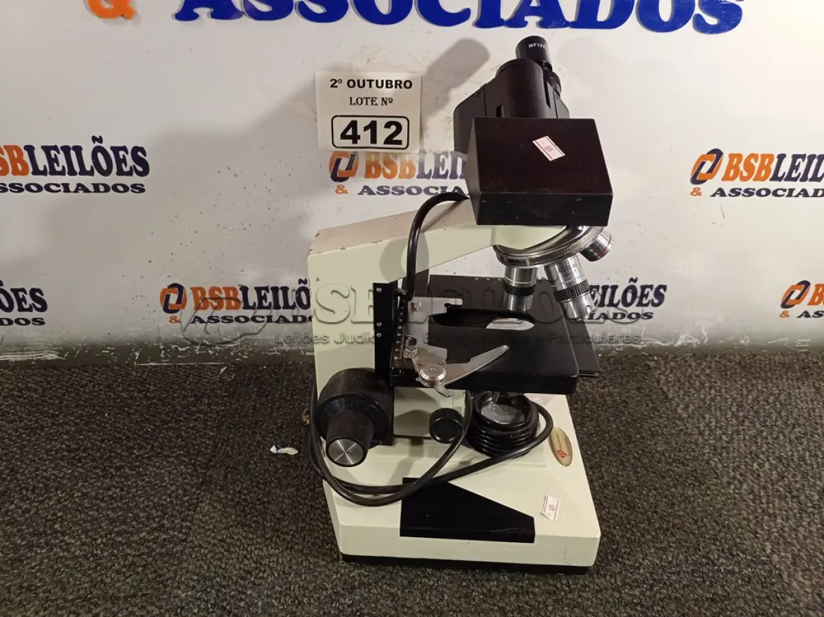 LOTE 412 - 01 MICROSCÓPIO. (NO ESTADO) ATENÇÃO! FAZER A VISITAÇÃO ANTES DE ARREMATAR, NÃO SABEMOS SE FUNCIONA. LEILÃO NÃO TEM GARANTIA E NEM DEVOLUÇÃO, SUJEITO A POSSÍVEIS AVARIAS VISÍVEIS/OCULTAS E/OU AUSÊNCIA DE COMPONENTES.