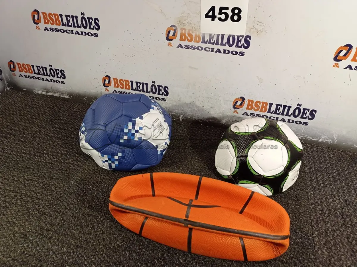 LOTE 458 - 02 BOLAS DE FUTEBOL E 01 BOLA DE BASQUETE. (NO ESTADO) ATENÇÃO! FAZER A VISITAÇÃO ANTES DE ARREMATAR, NÃO SABEMOS SE FUNCIONA. LEILÃO NÃO TEM GARANTIA E NEM DEVOLUÇÃO, SUJEITO A POSSÍVEIS AVARIAS VISÍVEIS/OCULTAS E/OU AUSÊNCIA DE COMPONENTES.