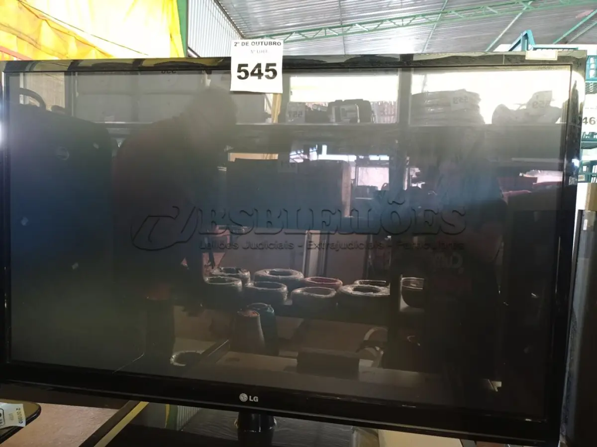 LOTE 545 - 01 TV LG 50” POL. (NO ESTADO) ATENÇÃO! FAZER A VISITAÇÃO ANTES DE ARREMATAR, NÃO SABEMOS SE FUNCIONA. LEILÃO NÃO TEM GARANTIA E NEM DEVOLUÇÃO, SUJEITO A POSSÍVEIS AVARIAS VISÍVEIS/OCULTAS E/OU AUSÊNCIA DE COMPONENTES.