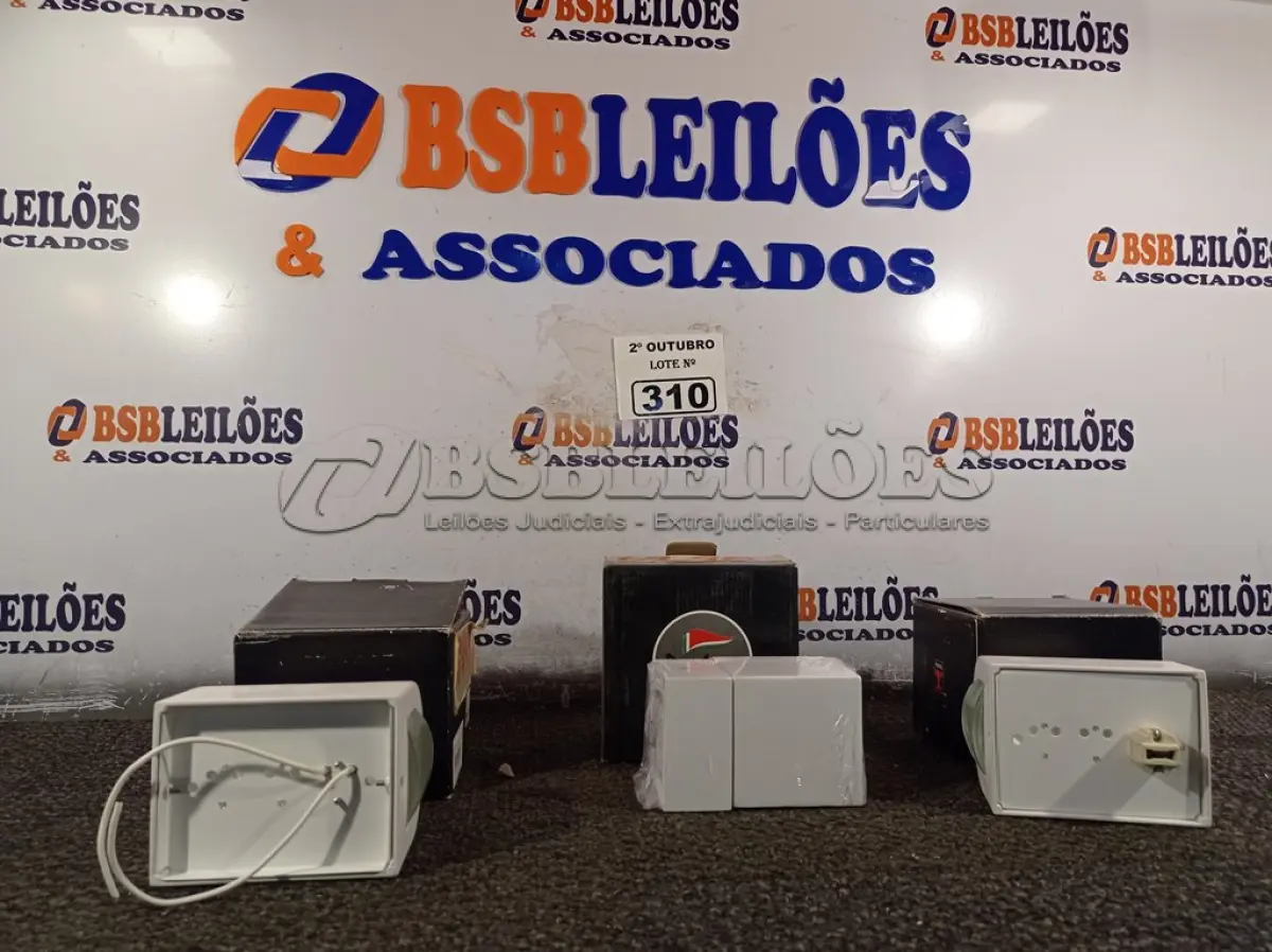 LOTE 310 - 03 ARANDELAS PIOLUCE SENDO 02 CURVAS E 01 RETANGULAR. (NO ESTADO) ATENÇÃO! FAZER A VISITAÇÃO ANTES DE ARREMATAR, NÃO SABEMOS SE FUNCIONA. LEILÃO NÃO TEM GARANTIA E NEM DEVOLUÇÃO, SUJEITO A POSSÍVEIS AVARIAS VISÍVEIS/OCULTAS E/OU AUSÊNCIA DE COMPONENTES.