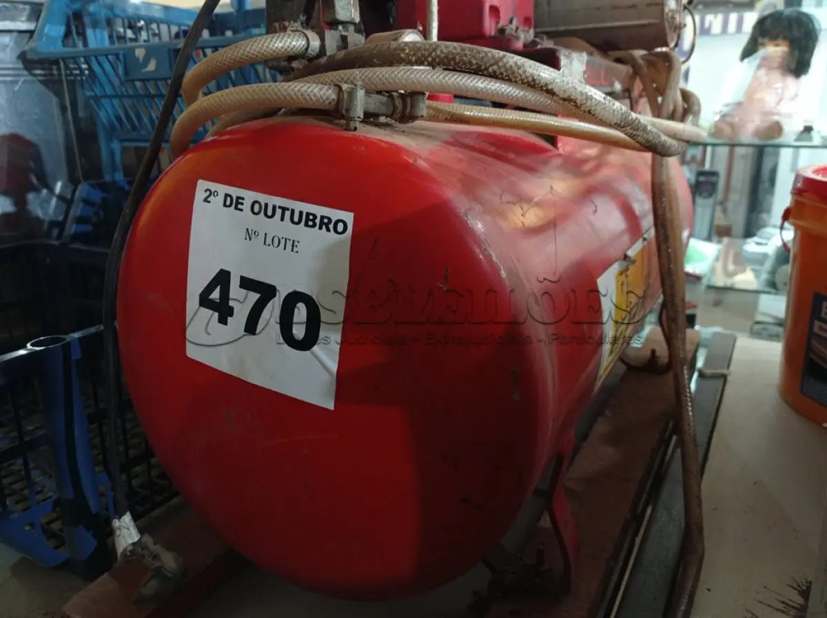 LOTE 470 - 01 COMPRESSOR DE AR COM MOTOR MONOFÁSICO DE 1CV. (NO ESTADO) ATENÇÃO! FAZER A VISITAÇÃO ANTES DE ARREMATAR, NÃO SABEMOS SE FUNCIONA. LEILÃO NÃO TEM GARANTIA E NEM DEVOLUÇÃO, SUJEITO A POSSÍVEIS AVARIAS VISÍVEIS/OCULTAS E/OU AUSÊNCIA DE COMPONENTES.
