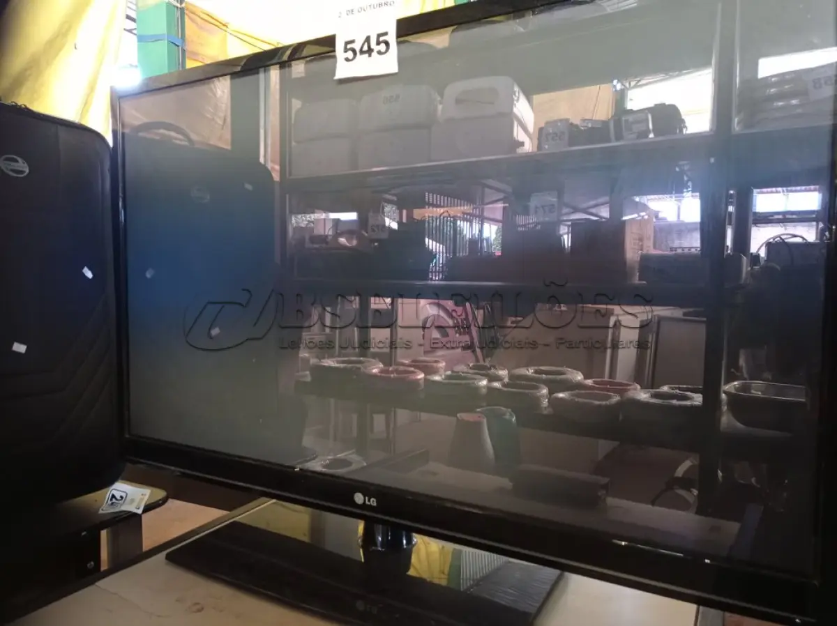 LOTE 545 - 01 TV LG 50” POL. (NO ESTADO) ATENÇÃO! FAZER A VISITAÇÃO ANTES DE ARREMATAR, NÃO SABEMOS SE FUNCIONA. LEILÃO NÃO TEM GARANTIA E NEM DEVOLUÇÃO, SUJEITO A POSSÍVEIS AVARIAS VISÍVEIS/OCULTAS E/OU AUSÊNCIA DE COMPONENTES.