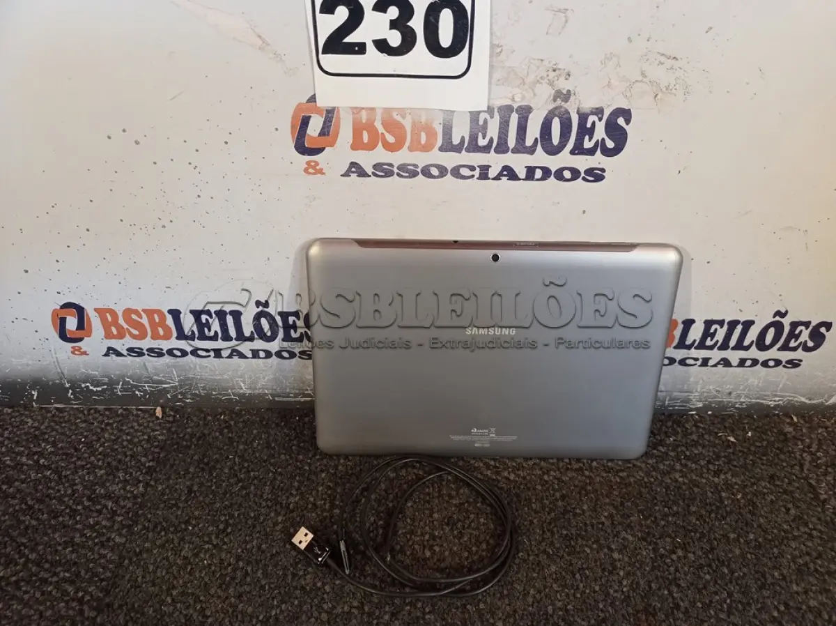LOTE 230 - 01 TABLET SAMSUNG COM CABO. (NO ESTADO) ATENÇÃO! FAZER A VISITAÇÃO ANTES DE ARREMATAR, NÃO SABEMOS SE FUNCIONA. LEILÃO NÃO TEM GARANTIA E NEM DEVOLUÇÃO, SUJEITO A POSSÍVEIS AVARIAS VISÍVEIS/OCULTAS E/OU AUSÊNCIA DE COMPONENTES.