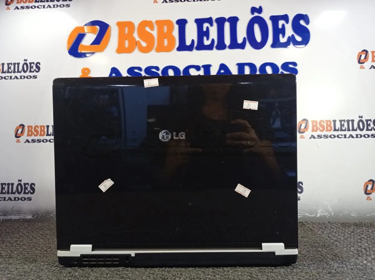 LOTE 005 - 01 NOTEBOOK MARCA LG. (NO ESTADO) ATENÇÃO! FAZER A VISITAÇÃO ANTES DE ARREMATAR, NÃO SABEMOS SE FUNCIONA. LEILÃO NÃO TEM GARANTIA E NEM DEVOLUÇÃO, SUJEITO A POSSÍVEIS AVARIAS VISÍVEIS/OCULTAS E/OU AUSÊNCIA DE COMPONENTES.