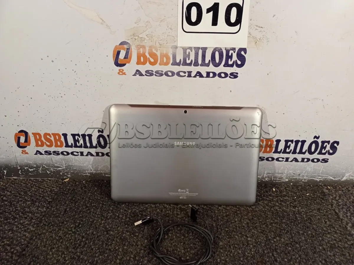 LOTE 010 - 01 TABLET SAMSUNG COM CABO. (NO ESTADO) ATENÇÃO! FAZER A VISITAÇÃO ANTES DE ARREMATAR, NÃO SABEMOS SE FUNCIONA. LEILÃO NÃO TEM GARANTIA E NEM DEVOLUÇÃO, SUJEITO A POSSÍVEIS AVARIAS VISÍVEIS/OCULTAS E/OU AUSÊNCIA DE COMPONENTES.