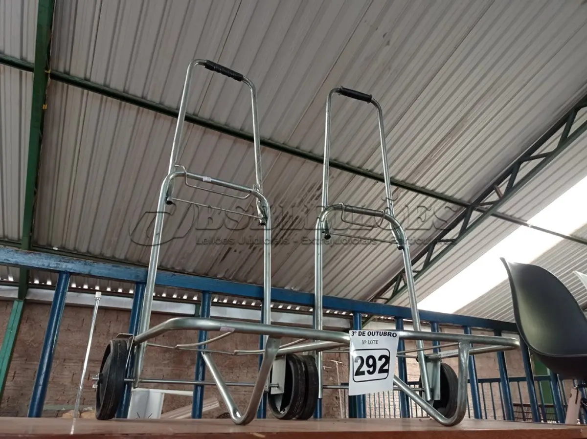 LOTE 292 - 02 CARRINHOS PARA TRANSPORTE DE CARGAS. (NO ESTADO) ATENÇÃO! FAZER A VISITAÇÃO ANTES DE ARREMATAR, NÃO SABEMOS SE FUNCIONA. LEILÃO NÃO TEM GARANTIA E NEM DEVOLUÇÃO, SUJEITO A POSSÍVEIS AVARIAS VISÍVEIS/OCULTAS E/OU AUSÊNCIA DE COMPONENTES.
