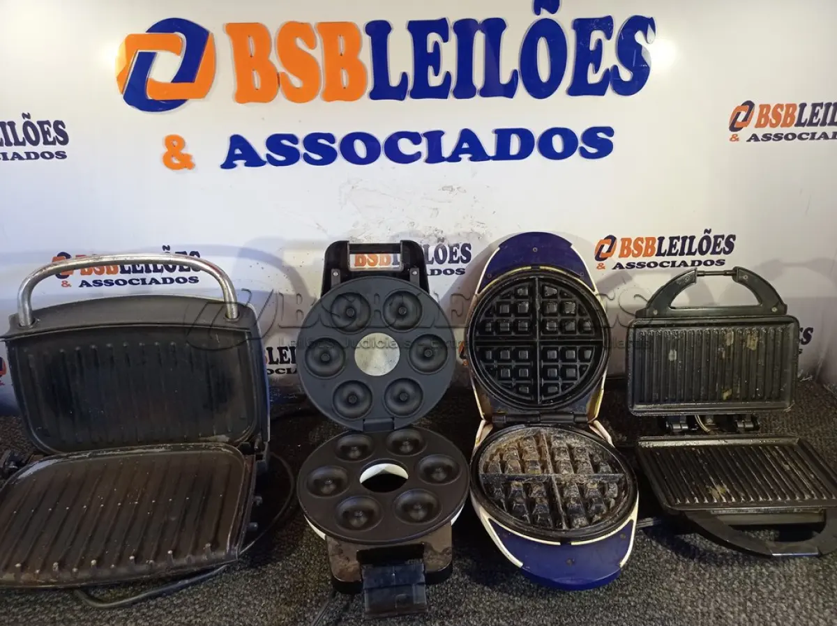 LOTE 148 - 01 GEORGE FOREMAN, 01 SANDUICHEIRA, 01 MÁQUINA DE FAZER DONUTS E 01 MÁQUINA DE FAZE WAFFLE. (NO ESTADO) ATENÇÃO! FAZER A VISITAÇÃO ANTES DE ARREMATAR, NÃO SABEMOS SE FUNCIONA. LEILÃO NÃO TEM GARANTIA E NEM DEVOLUÇÃO, SUJEITO A POSSÍVEIS AVARIAS VISÍVEIS/OCULTAS E/OU AUSÊNCIA DE COMPONENTES.