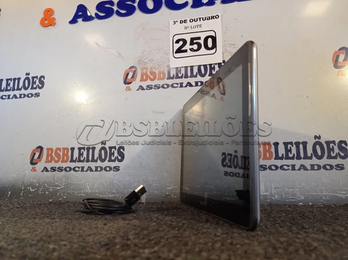 LOTE 250 - 01 TABLET SAMSUNG COM CABO. (NO ESTADO) ATENÇÃO! FAZER A VISITAÇÃO ANTES DE ARREMATAR, NÃO SABEMOS SE FUNCIONA. LEILÃO NÃO TEM GARANTIA E NEM DEVOLUÇÃO, SUJEITO A POSSÍVEIS AVARIAS VISÍVEIS/OCULTAS E/OU AUSÊNCIA DE COMPONENTES.