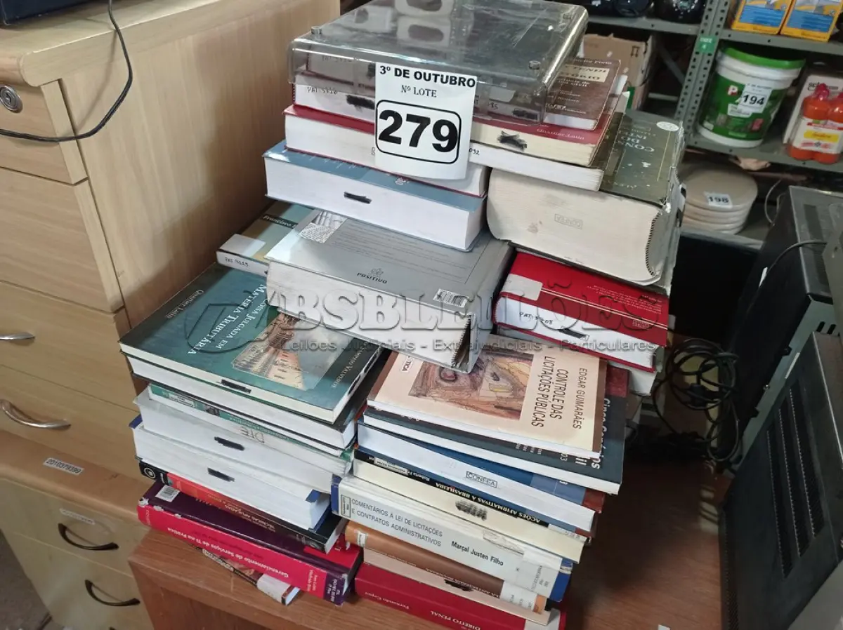 LOTE 279 - 01 LOTE COM LIVROS DIVERSOS. (NO ESTADO) ATENÇÃO! FAZER A VISITAÇÃO ANTES DE ARREMATAR, NÃO SABEMOS SE FUNCIONA. LEILÃO NÃO TEM GARANTIA E NEM DEVOLUÇÃO, SUJEITO A POSSÍVEIS AVARIAS VISÍVEIS/OCULTAS E/OU AUSÊNCIA DE COMPONENTES.