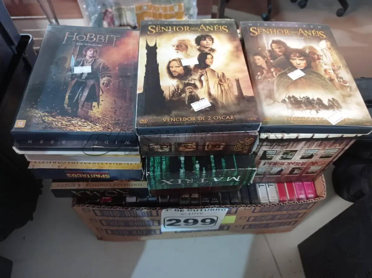 LOTE 299 - 01 LOTE COM VÁRIOS DVD’S TÍTULOS DIVERSOS. (NO ESTADO) ATENÇÃO! FAZER A VISITAÇÃO ANTES DE ARREMATAR, NÃO SABEMOS SE FUNCIONA. LEILÃO NÃO TEM GARANTIA E NEM DEVOLUÇÃO, SUJEITO A POSSÍVEIS AVARIAS VISÍVEIS/OCULTAS E/OU AUSÊNCIA DE COMPONENTES.