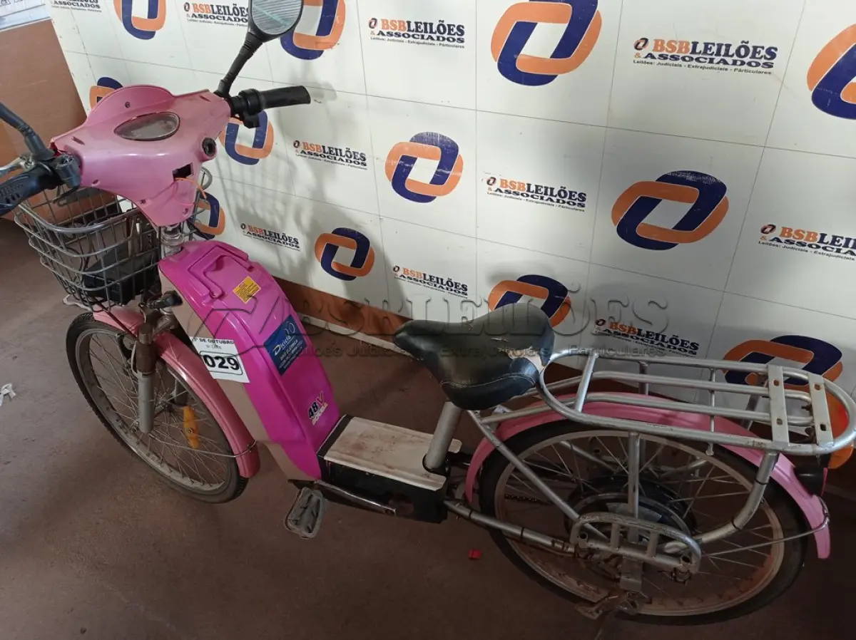 LOTE 029 - 01 BICICLETA ELÉTRICA 48V. (NO ESTADO) ATENÇÃO! FAZER A VISITAÇÃO ANTES DE ARREMATAR, NÃO SABEMOS SE FUNCIONA. LEILÃO NÃO TEM GARANTIA E NEM DEVOLUÇÃO, SUJEITO A POSSÍVEIS AVARIAS VISÍVEIS/OCULTAS E/OU AUSÊNCIA DE COMPONENTES.