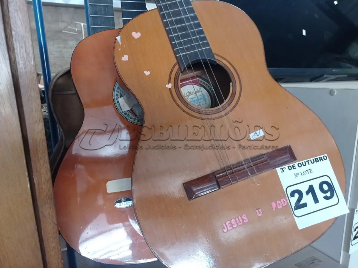 LOTE 219 - 03 VIOLÕES E 01 BERIMBAU COM AVARIAS. (NO ESTADO) ATENÇÃO! FAZER A VISITAÇÃO ANTES DE ARREMATAR, NÃO SABEMOS SE FUNCIONA. LEILÃO NÃO TEM GARANTIA E NEM DEVOLUÇÃO, SUJEITO A POSSÍVEIS AVARIAS VISÍVEIS/OCULTAS E/OU AUSÊNCIA DE COMPONENTES.
