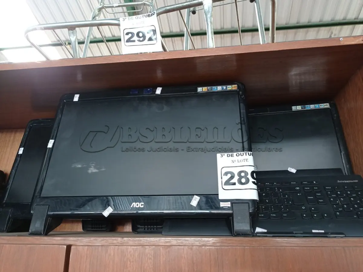 LOTE 289 - 02 COMPUTADORES ALL IN ONE MARCAS E MODELOS DIVERSOS. (NO ESTADO) ATENÇÃO! FAZER A VISITAÇÃO ANTES DE ARREMATAR, NÃO SABEMOS SE FUNCIONA. LEILÃO NÃO TEM GARANTIA E NEM DEVOLUÇÃO, SUJEITO A POSSÍVEIS AVARIAS VISÍVEIS/OCULTAS E/OU AUSÊNCIA DE COMPONENTES.