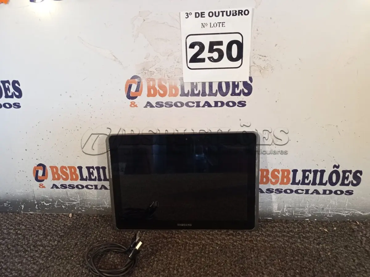 LOTE 250 - 01 TABLET SAMSUNG COM CABO. (NO ESTADO) ATENÇÃO! FAZER A VISITAÇÃO ANTES DE ARREMATAR, NÃO SABEMOS SE FUNCIONA. LEILÃO NÃO TEM GARANTIA E NEM DEVOLUÇÃO, SUJEITO A POSSÍVEIS AVARIAS VISÍVEIS/OCULTAS E/OU AUSÊNCIA DE COMPONENTES.