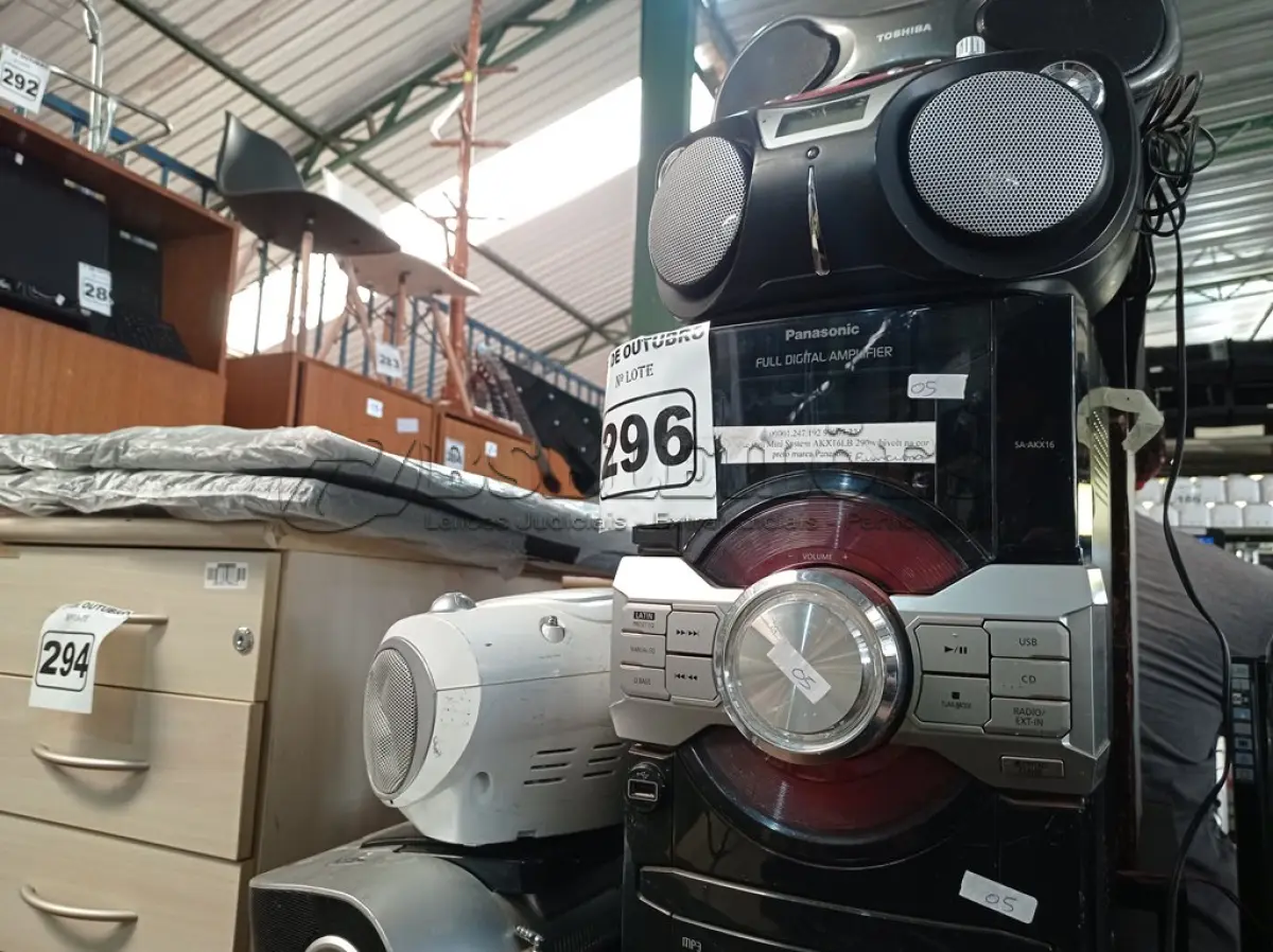 LOTE 296 - 01 LOTE COM VÁRIOS APARELHOS DE SOM MARCAS E MODELOS DIVERSOS. (NO ESTADO) ATENÇÃO! FAZER A VISITAÇÃO ANTES DE ARREMATAR, NÃO SABEMOS SE FUNCIONA. LEILÃO NÃO TEM GARANTIA E NEM DEVOLUÇÃO, SUJEITO A POSSÍVEIS AVARIAS VISÍVEIS/OCULTAS E/OU AUSÊNCIA DE COMPONENTES.