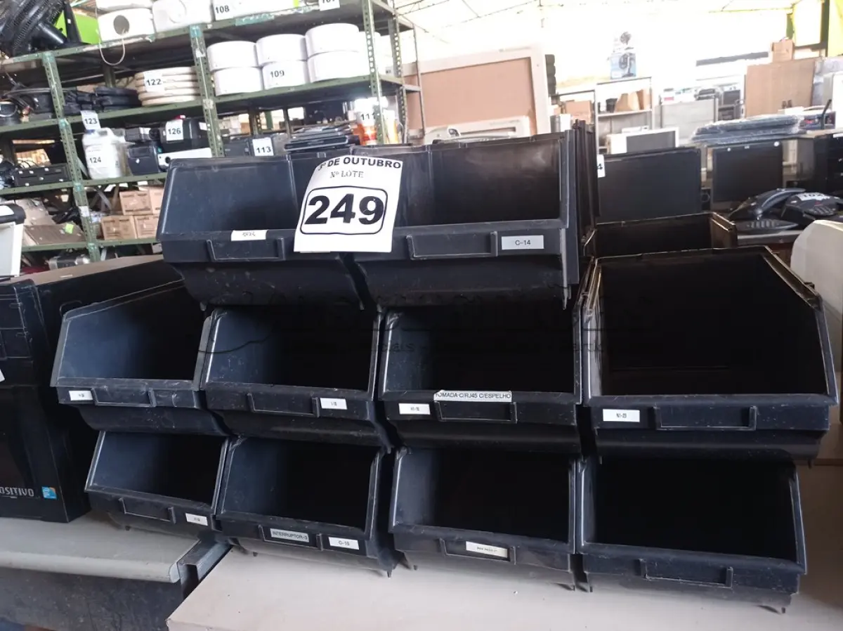 LOTE 249 - 20 CAÇAMBAS ORGANIZADORAS DE PLÁSTICO. (NO ESTADO) ATENÇÃO! FAZER A VISITAÇÃO ANTES DE ARREMATAR, NÃO SABEMOS SE FUNCIONA. LEILÃO NÃO TEM GARANTIA E NEM DEVOLUÇÃO, SUJEITO A POSSÍVEIS AVARIAS VISÍVEIS/OCULTAS E/OU AUSÊNCIA DE COMPONENTES.