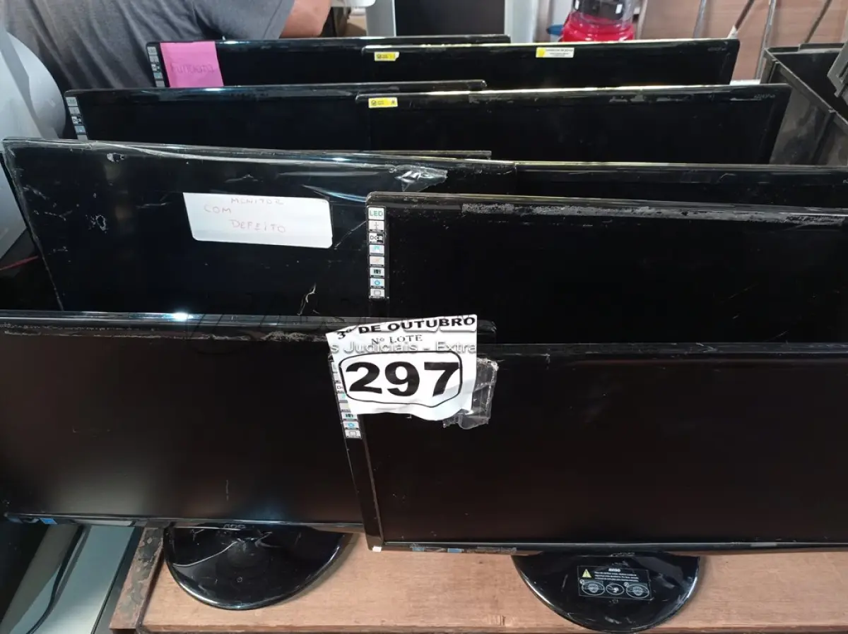 LOTE 297 - 10 MONITORES MARCAS E MODELOS DIVERSOS PARA RETIRADA DE PEÇAS. (NO ESTADO) ATENÇÃO! FAZER A VISITAÇÃO ANTES DE ARREMATAR, NÃO SABEMOS SE FUNCIONA. LEILÃO NÃO TEM GARANTIA E NEM DEVOLUÇÃO, SUJEITO A POSSÍVEIS AVARIAS VISÍVEIS/OCULTAS E/OU AUSÊNCIA DE COMPONENTES.