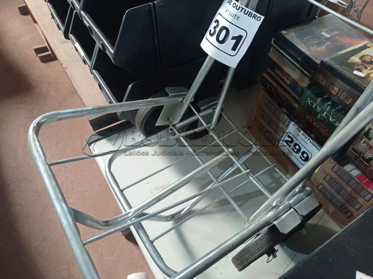 LOTE 301 - 02 CARRINHOS PARA TRANSPORTE DE CARGAS. (NO ESTADO) ATENÇÃO! FAZER A VISITAÇÃO ANTES DE ARREMATAR, NÃO SABEMOS SE FUNCIONA. LEILÃO NÃO TEM GARANTIA E NEM DEVOLUÇÃO, SUJEITO A POSSÍVEIS AVARIAS VISÍVEIS/OCULTAS E/OU AUSÊNCIA DE COMPONENTES.
