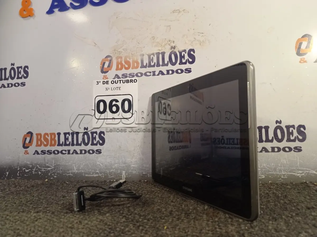 LOTE 060 - 01 TABLET SAMSUNG COM CABO. (NO ESTADO) ATENÇÃO! FAZER A VISITAÇÃO ANTES DE ARREMATAR, NÃO SABEMOS SE FUNCIONA. LEILÃO NÃO TEM GARANTIA E NEM DEVOLUÇÃO, SUJEITO A POSSÍVEIS AVARIAS VISÍVEIS/OCULTAS E/OU AUSÊNCIA DE COMPONENTES.