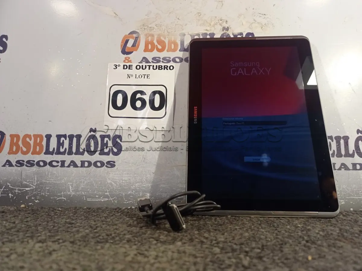 LOTE 060 - 01 TABLET SAMSUNG COM CABO. (NO ESTADO) ATENÇÃO! FAZER A VISITAÇÃO ANTES DE ARREMATAR, NÃO SABEMOS SE FUNCIONA. LEILÃO NÃO TEM GARANTIA E NEM DEVOLUÇÃO, SUJEITO A POSSÍVEIS AVARIAS VISÍVEIS/OCULTAS E/OU AUSÊNCIA DE COMPONENTES.