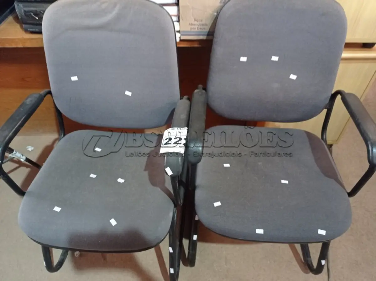 LOTE 222 - 02 CADEIRAS DE ESCRITÓRIO COM BASE FIXAS. (NO ESTADO) ATENÇÃO! FAZER A VISITAÇÃO ANTES DE ARREMATAR, NÃO SABEMOS SE FUNCIONA. LEILÃO NÃO TEM GARANTIA E NEM DEVOLUÇÃO, SUJEITO A POSSÍVEIS AVARIAS VISÍVEIS/OCULTAS E/OU AUSÊNCIA DE COMPONENTES.