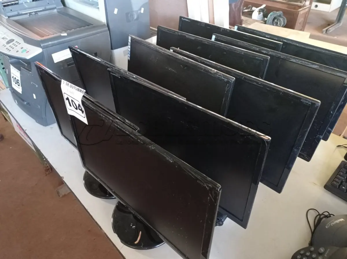LOTE 104 - 10 MONITORES MARCAS E MODELOS DIVERSOS PARA RETIRADA DE PEÇAS. (NO ESTADO) ATENÇÃO! FAZER A VISITAÇÃO ANTES DE ARREMATAR, NÃO SABEMOS SE FUNCIONA. LEILÃO NÃO TEM GARANTIA E NEM DEVOLUÇÃO, SUJEITO A POSSÍVEIS AVARIAS VISÍVEIS/OCULTAS E/OU AUSÊNCIA DE COMPONENTES.