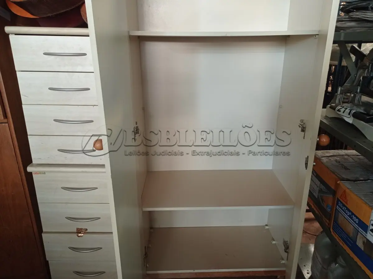 LOTE 221 - 01 ARMÁRIO ALTO EM MADEIRA COM 02 PORTAS E 02 PRATELEIRAS E 02 GAVETEIROS COM 04 GAVETAS.  (NO ESTADO) ATENÇÃO! FAZER A VISITAÇÃO ANTES DE ARREMATAR, NÃO SABEMOS SE FUNCIONA. LEILÃO NÃO TEM GARANTIA E NEM DEVOLUÇÃO, SUJEITO A POSSÍVEIS AVARIAS VISÍVEIS/OCULTAS E/OU AUSÊNCIA DE COMPONENTES.