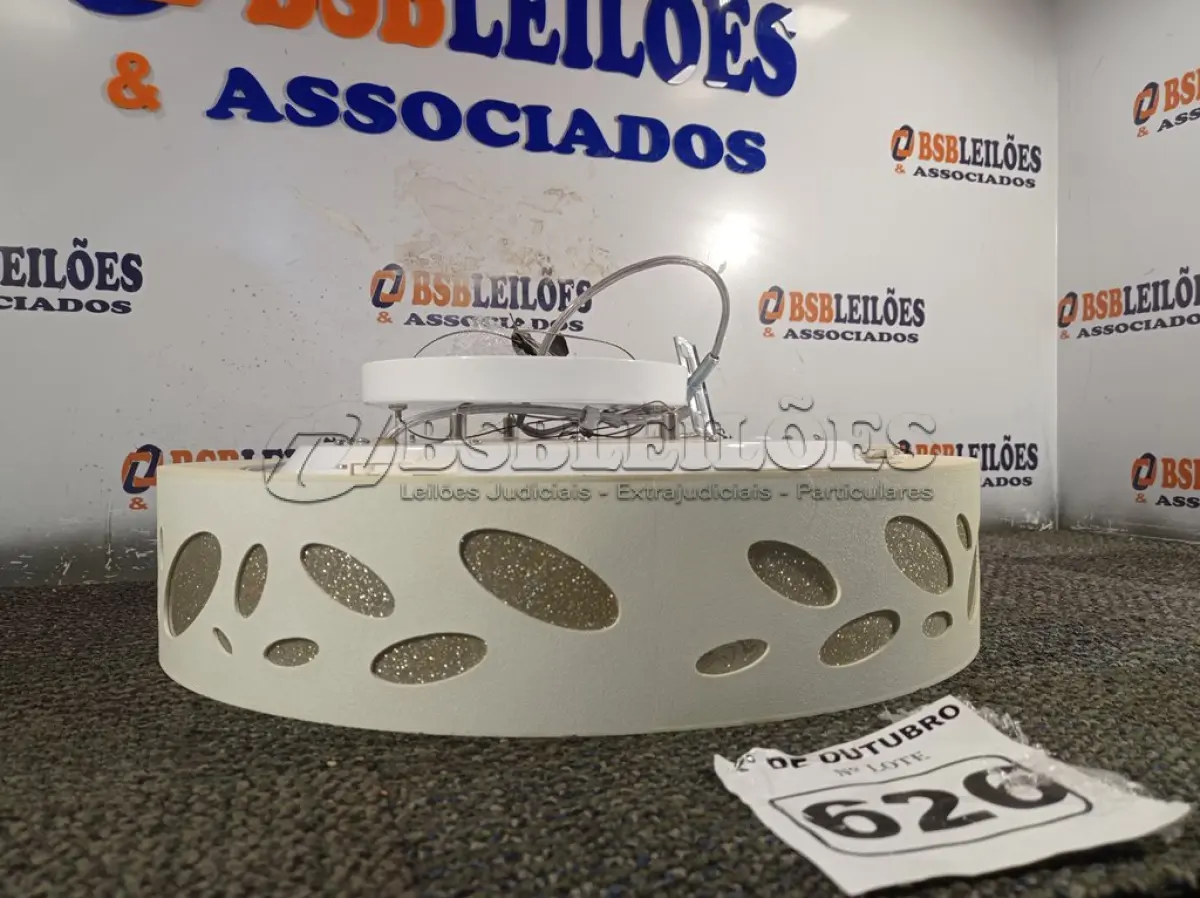 LOTE 626 - 01 LUMINÁRIA DE TETO. (NO ESTADO) ATENÇÃO! FAZER A VISITAÇÃO ANTES DE ARREMATAR, NÃO SABEMOS SE FUNCIONA. LEILÃO NÃO TEM GARANTIA E NEM DEVOLUÇÃO, SUJEITO A POSSÍVEIS AVARIAS VISÍVEIS/OCULTAS E/OU AUSÊNCIA DE COMPONENTES.