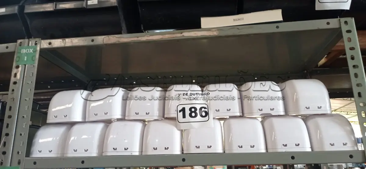 LOTE 186 - 15 DISPENSE PARA ÁLCOOL EM GEL. (NO ESTADO) ATENÇÃO! FAZER A VISITAÇÃO ANTES DE ARREMATAR, NÃO SABEMOS SE FUNCIONA. LEILÃO NÃO TEM GARANTIA E NEM DEVOLUÇÃO, SUJEITO A POSSÍVEIS AVARIAS VISÍVEIS/OCULTAS E/OU AUSÊNCIA DE COMPONENTES.