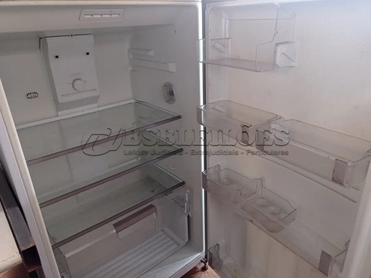 LOTE 414 - 01 GELADEIRA MARCA GE 220V. (NO ESTADO) ATENÇÃO! FAZER A VISITAÇÃO ANTES DE ARREMATAR, NÃO SABEMOS SE FUNCIONA. LEILÃO NÃO TEM GARANTIA E NEM DEVOLUÇÃO, SUJEITO A POSSÍVEIS AVARIAS VISÍVEIS/OCULTAS E/OU AUSÊNCIA DE COMPONENTES.