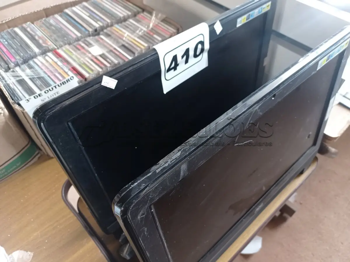 LOTE 410 - 02 COMPUTADORES ALL IN ONE MARCAS AOC. (NO ESTADO) ATENÇÃO! FAZER A VISITAÇÃO ANTES DE ARREMATAR, NÃO SABEMOS SE FUNCIONA. LEILÃO NÃO TEM GARANTIA E NEM DEVOLUÇÃO, SUJEITO A POSSÍVEIS AVARIAS VISÍVEIS/OCULTAS E/OU AUSÊNCIA DE COMPONENTES.