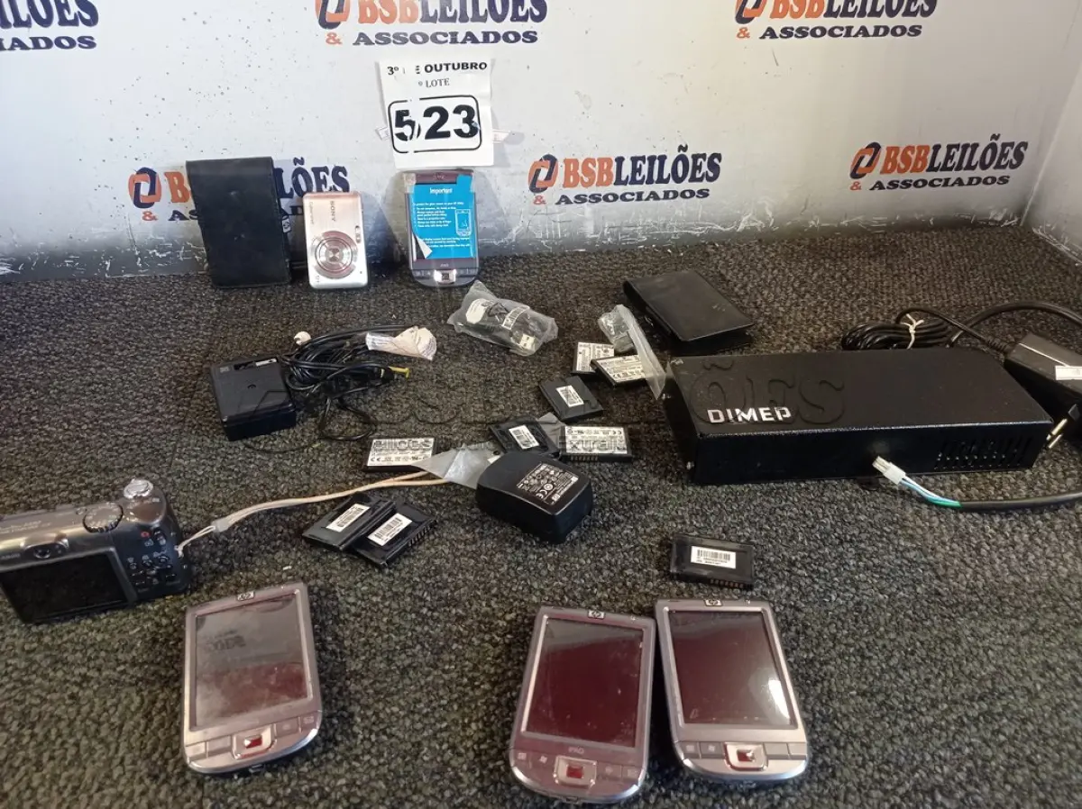 LOTE 523 - 01 BATERIA PARA RELÓGIO DE PONTO VÁRIOS PALM E MÁQUINA FOTOGRÁFICA DIGITAL. (NO ESTADO) ATENÇÃO! FAZER A VISITAÇÃO ANTES DE ARREMATAR, NÃO SABEMOS SE FUNCIONA. LEILÃO NÃO TEM GARANTIA E NEM DEVOLUÇÃO, SUJEITO A POSSÍVEIS AVARIAS VISÍVEIS/OCULTAS E/OU AUSÊNCIA DE COMPONENTES.