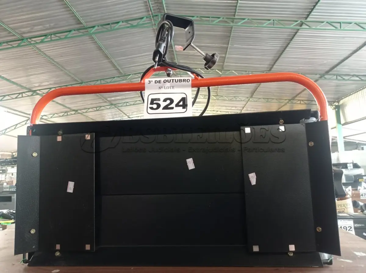 LOTE 524 - 01 LUMINÁRIA DE PALCO. (NO ESTADO) ATENÇÃO! FAZER A VISITAÇÃO ANTES DE ARREMATAR, NÃO SABEMOS SE FUNCIONA. LEILÃO NÃO TEM GARANTIA E NEM DEVOLUÇÃO, SUJEITO A POSSÍVEIS AVARIAS VISÍVEIS/OCULTAS E/OU AUSÊNCIA DE COMPONENTES.