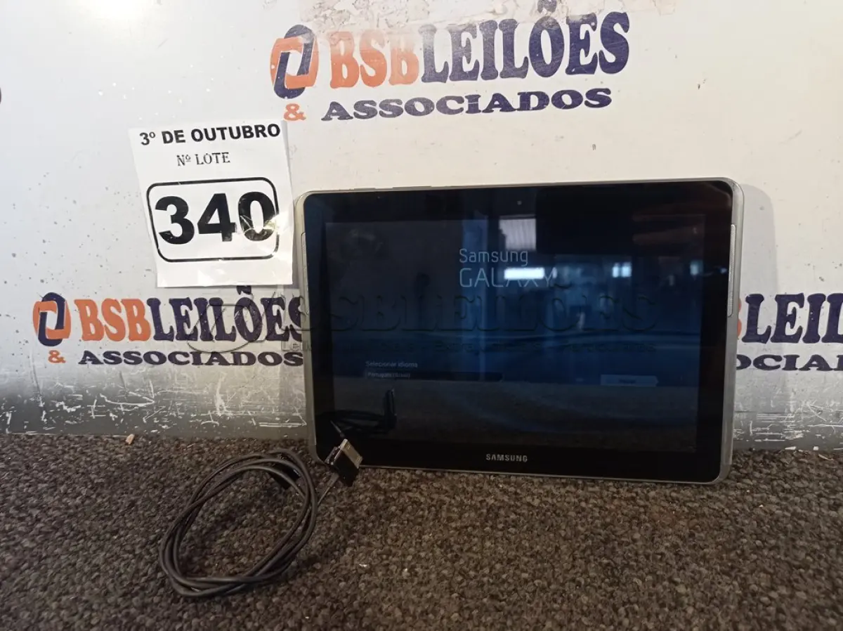 LOTE 340 - 01 TABLET SAMSUNG COM CABO. (NO ESTADO) ATENÇÃO! FAZER A VISITAÇÃO ANTES DE ARREMATAR, NÃO SABEMOS SE FUNCIONA. LEILÃO NÃO TEM GARANTIA E NEM DEVOLUÇÃO, SUJEITO A POSSÍVEIS AVARIAS VISÍVEIS/OCULTAS E/OU AUSÊNCIA DE COMPONENTES.