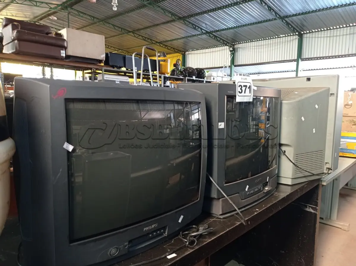 LOTE 371 - 03 TVS DE TUBO MARCAS E MODELOS DIVERSOS PARA RETIRADA DE PEÇAS. (NO ESTADO) ATENÇÃO! FAZER A VISITAÇÃO ANTES DE ARREMATAR, NÃO SABEMOS SE FUNCIONA. LEILÃO NÃO TEM GARANTIA E NEM DEVOLUÇÃO, SUJEITO A POSSÍVEIS AVARIAS VISÍVEIS/OCULTAS E/OU AUSÊNCIA DE COMPONENTES.