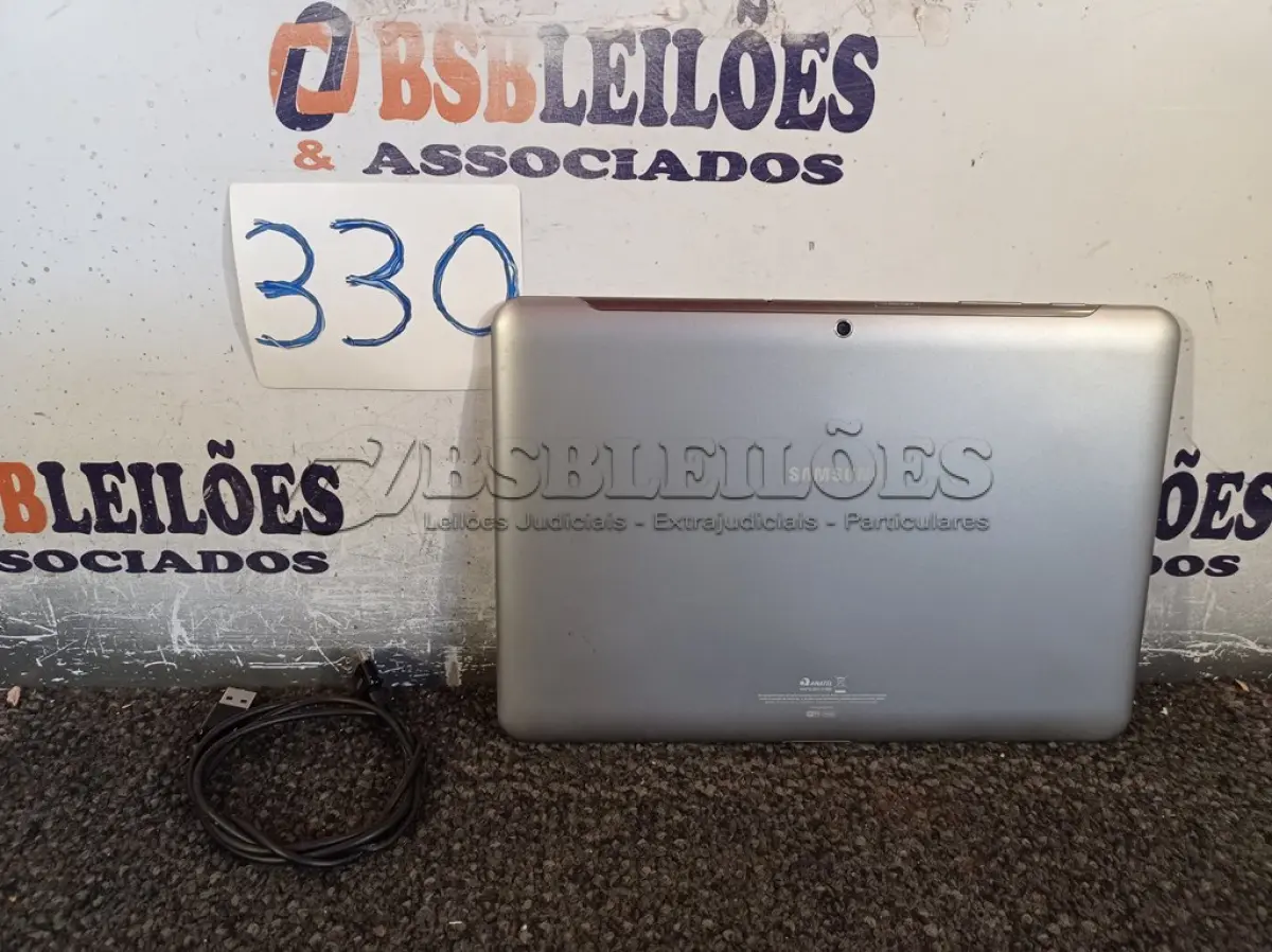 LOTE 330 - 01 TABLET SAMSUNG COM CABO. (NO ESTADO) ATENÇÃO! FAZER A VISITAÇÃO ANTES DE ARREMATAR, NÃO SABEMOS SE FUNCIONA. LEILÃO NÃO TEM GARANTIA E NEM DEVOLUÇÃO, SUJEITO A POSSÍVEIS AVARIAS VISÍVEIS/OCULTAS E/OU AUSÊNCIA DE COMPONENTES.