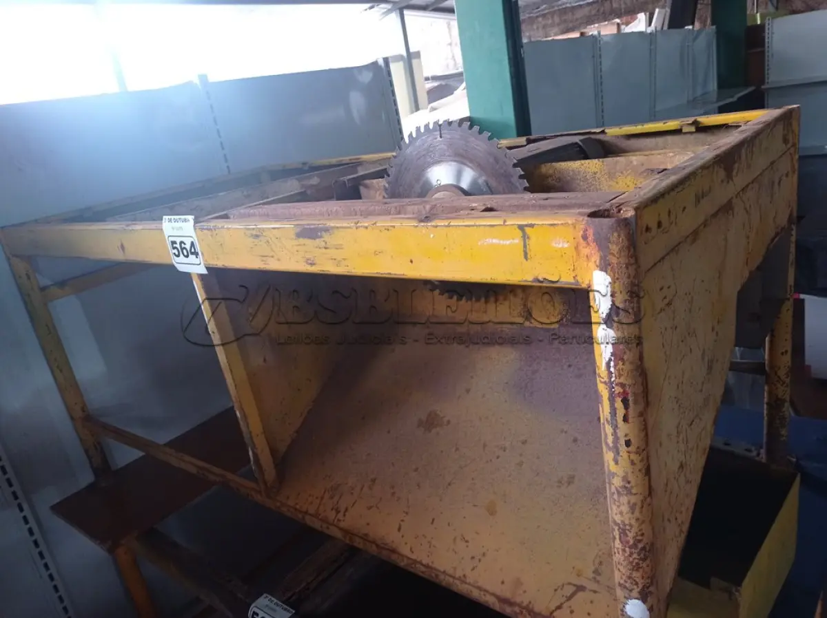 LOTE 564 - 01 SERRA DE BANCADA PARA MARCENARIA. (NO ESTADO) ATENÇÃO! FAZER A VISITAÇÃO ANTES DE ARREMATAR, NÃO SABEMOS SE FUNCIONA. LEILÃO NÃO TEM GARANTIA E NEM DEVOLUÇÃO, SUJEITO A POSSÍVEIS AVARIAS VISÍVEIS/OCULTAS E/OU AUSÊNCIA DE COMPONENTES.