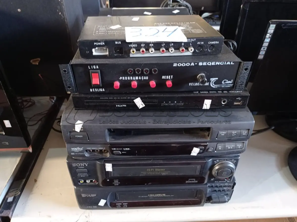 LOTE 324 - 07 APARELHOS DE DVD, 01 TOCA CD, 03 VIDEOCASSETES E 02 APARELHOS DE ÁUDIO E VÍDEO. (NO ESTADO) ATENÇÃO! FAZER A VISITAÇÃO ANTES DE ARREMATAR, NÃO SABEMOS SE FUNCIONA. LEILÃO NÃO TEM GARANTIA E NEM DEVOLUÇÃO, SUJEITO A POSSÍVEIS AVARIAS VISÍVEIS/OCULTAS E/OU AUSÊNCIA DE COMPONENTES.