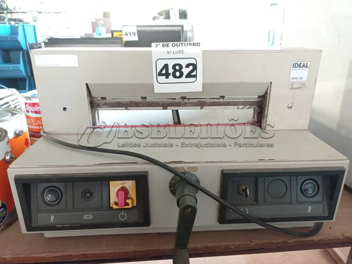 LOTE 482 - 01 GUILHOTINA DE MESA ELÉTRICA. (NO ESTADO) ATENÇÃO! FAZER A VISITAÇÃO ANTES DE ARREMATAR, NÃO SABEMOS SE FUNCIONA. LEILÃO NÃO TEM GARANTIA E NEM DEVOLUÇÃO, SUJEITO A POSSÍVEIS AVARIAS VISÍVEIS/OCULTAS E/OU AUSÊNCIA DE COMPONENTES.