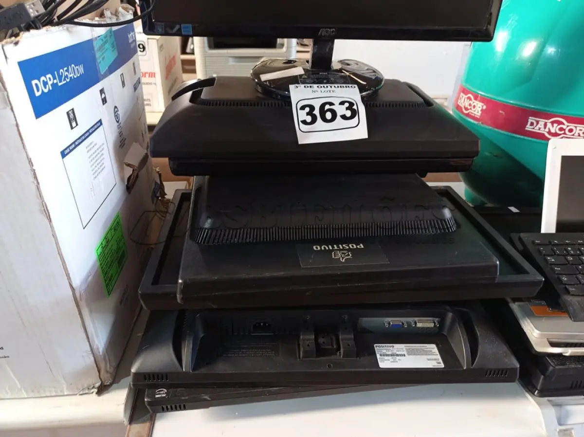 LOTE 363 - 10 MONITORES MARCAS E MODELOS DIVERSOS PARA RETIRADA DE PEÇAS. (NO ESTADO) ATENÇÃO! FAZER A VISITAÇÃO ANTES DE ARREMATAR, NÃO SABEMOS SE FUNCIONA. LEILÃO NÃO TEM GARANTIA E NEM DEVOLUÇÃO, SUJEITO A POSSÍVEIS AVARIAS VISÍVEIS/OCULTAS E/OU AUSÊNCIA DE COMPONENTES.