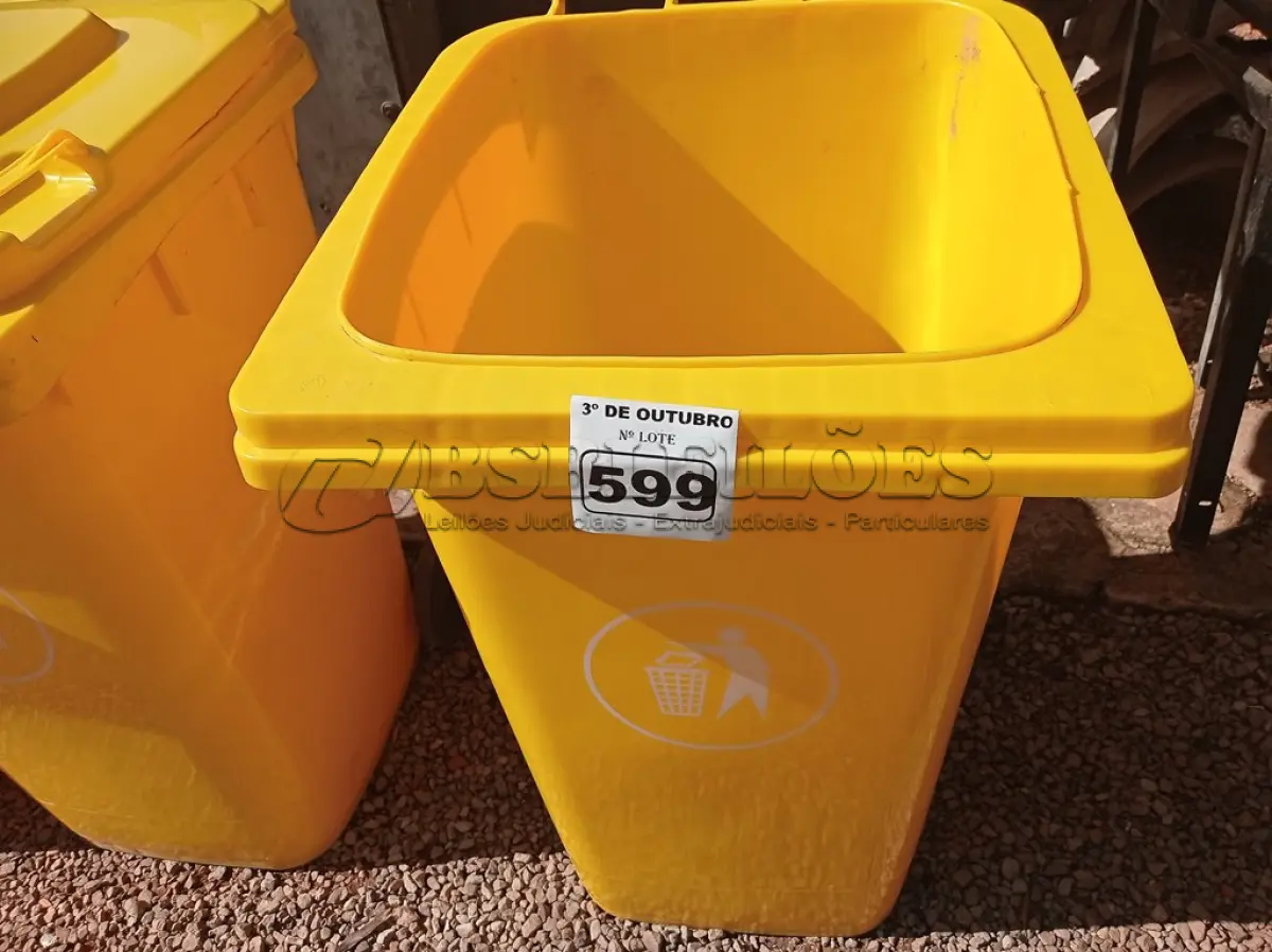LOTE 599 - 01 CONTAINER HDPE EM-840 240L. (NO ESTADO) ATENÇÃO! FAZER A VISITAÇÃO ANTES DE ARREMATAR, NÃO SABEMOS SE FUNCIONA. LEILÃO NÃO TEM GARANTIA E NEM DEVOLUÇÃO, SUJEITO A POSSÍVEIS AVARIAS VISÍVEIS/OCULTAS E/OU AUSÊNCIA DE COMPONENTES.