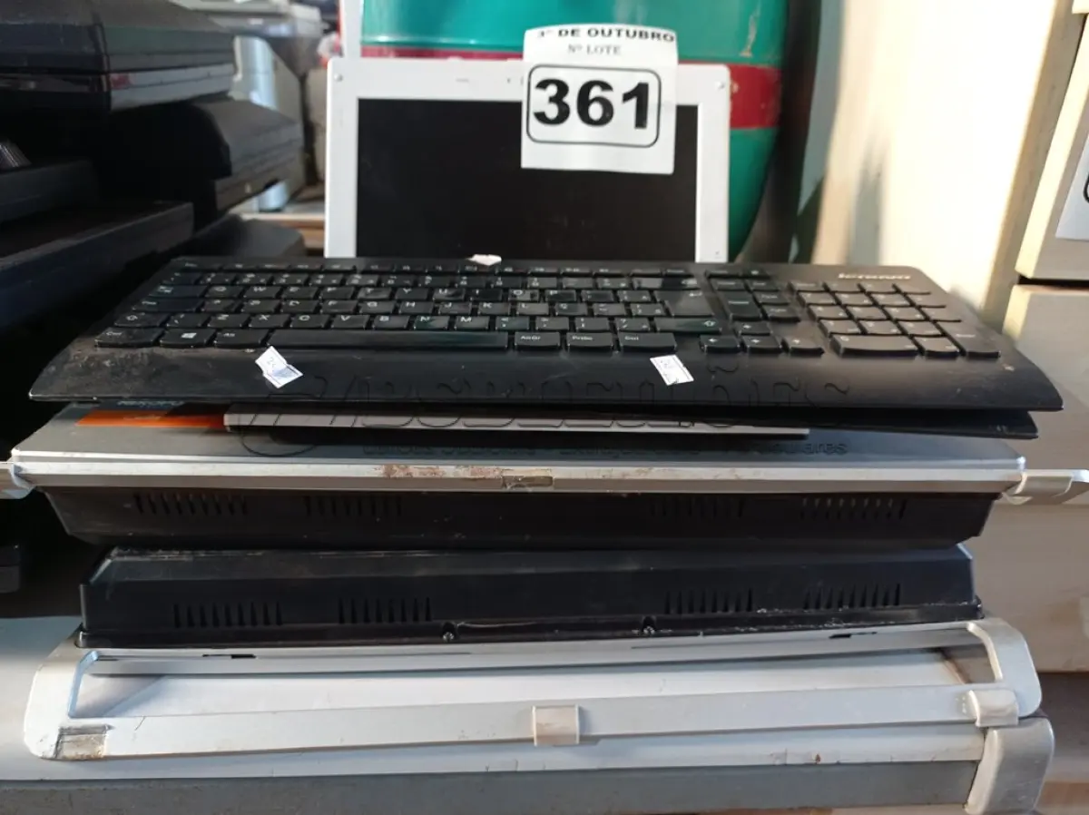 LOTE 361 - 02 COMPUTADORES ALL IN ONE AOC, 02 TECLADOS E 01 NETBOOK MARCA LG. (NO ESTADO) ATENÇÃO! FAZER A VISITAÇÃO ANTES DE ARREMATAR, NÃO SABEMOS SE FUNCIONA. LEILÃO NÃO TEM GARANTIA E NEM DEVOLUÇÃO, SUJEITO A POSSÍVEIS AVARIAS VISÍVEIS/OCULTAS E/OU AUSÊNCIA DE COMPONENTES.