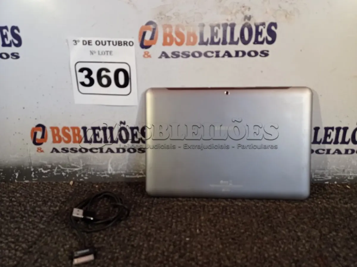 LOTE 360 - 01 TABLET SAMSUNG COM CABO. (NO ESTADO) ATENÇÃO! FAZER A VISITAÇÃO ANTES DE ARREMATAR, NÃO SABEMOS SE FUNCIONA. LEILÃO NÃO TEM GARANTIA E NEM DEVOLUÇÃO, SUJEITO A POSSÍVEIS AVARIAS VISÍVEIS/OCULTAS E/OU AUSÊNCIA DE COMPONENTES.