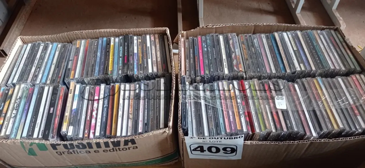 LOTE 409 - 01 LOTE COM GRANDE QUANTIDADE DE CDS TÍTULOS DIVERSOS. (NO ESTADO) ATENÇÃO! FAZER A VISITAÇÃO ANTES DE ARREMATAR, NÃO SABEMOS SE FUNCIONA. LEILÃO NÃO TEM GARANTIA E NEM DEVOLUÇÃO, SUJEITO A POSSÍVEIS AVARIAS VISÍVEIS/OCULTAS E/OU AUSÊNCIA DE COMPONENTES.