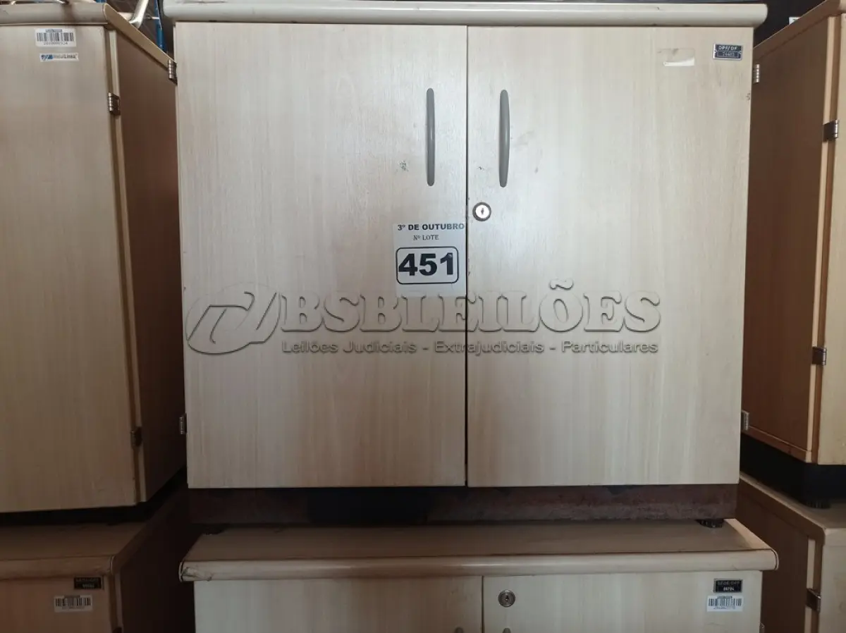 LOTE 451 - 02 ARMÁRIOS BAIXOS EM MADEIRA COM 02 PORTAS. (NO ESTADO) ATENÇÃO! FAZER A VISITAÇÃO ANTES DE ARREMATAR, NÃO SABEMOS SE FUNCIONA. LEILÃO NÃO TEM GARANTIA E NEM DEVOLUÇÃO, SUJEITO A POSSÍVEIS AVARIAS VISÍVEIS/OCULTAS E/OU AUSÊNCIA DE COMPONENTES.