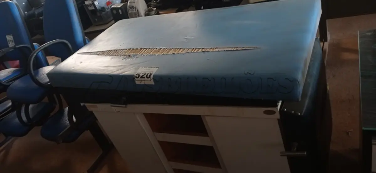 LOTE 520 - 01 MACA PARA MASSAGENS COM ARMÁRIO DE MADEIRA. (NO ESTADO) ATENÇÃO! FAZER A VISITAÇÃO ANTES DE ARREMATAR, NÃO SABEMOS SE FUNCIONA. LEILÃO NÃO TEM GARANTIA E NEM DEVOLUÇÃO, SUJEITO A POSSÍVEIS AVARIAS VISÍVEIS/OCULTAS E/OU AUSÊNCIA DE COMPONENTES.