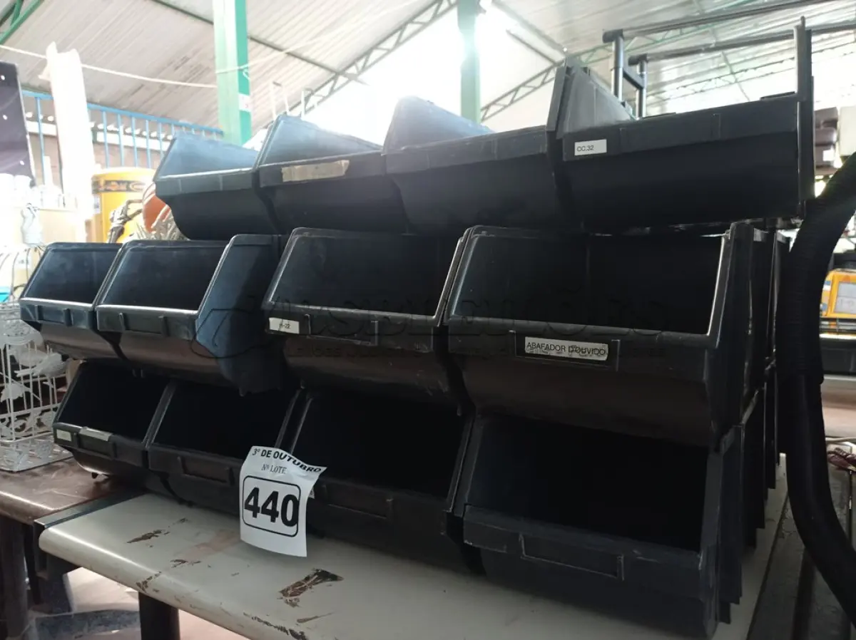 LOTE 440 - 20 CAÇAMBAS ORGANIZADORAS DE PLÁSTICO. (NO ESTADO) ATENÇÃO! FAZER A VISITAÇÃO ANTES DE ARREMATAR, NÃO SABEMOS SE FUNCIONA. LEILÃO NÃO TEM GARANTIA E NEM DEVOLUÇÃO, SUJEITO A POSSÍVEIS AVARIAS VISÍVEIS/OCULTAS E/OU AUSÊNCIA DE COMPONENTES.