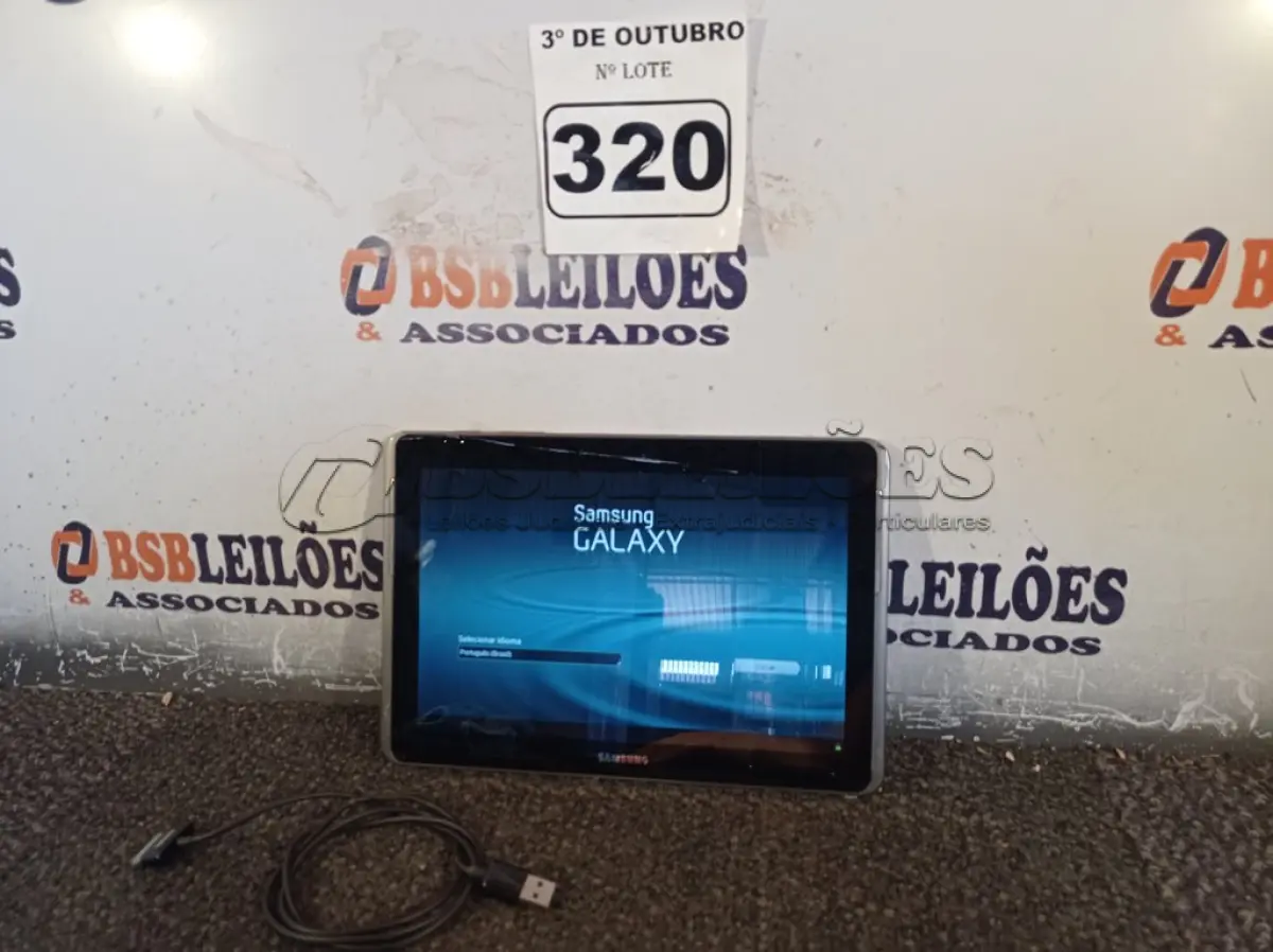 LOTE 320 - 01 TABLET SAMSUNG COM CABO. (NO ESTADO) ATENÇÃO! FAZER A VISITAÇÃO ANTES DE ARREMATAR, NÃO SABEMOS SE FUNCIONA. LEILÃO NÃO TEM GARANTIA E NEM DEVOLUÇÃO, SUJEITO A POSSÍVEIS AVARIAS VISÍVEIS/OCULTAS E/OU AUSÊNCIA DE COMPONENTES.