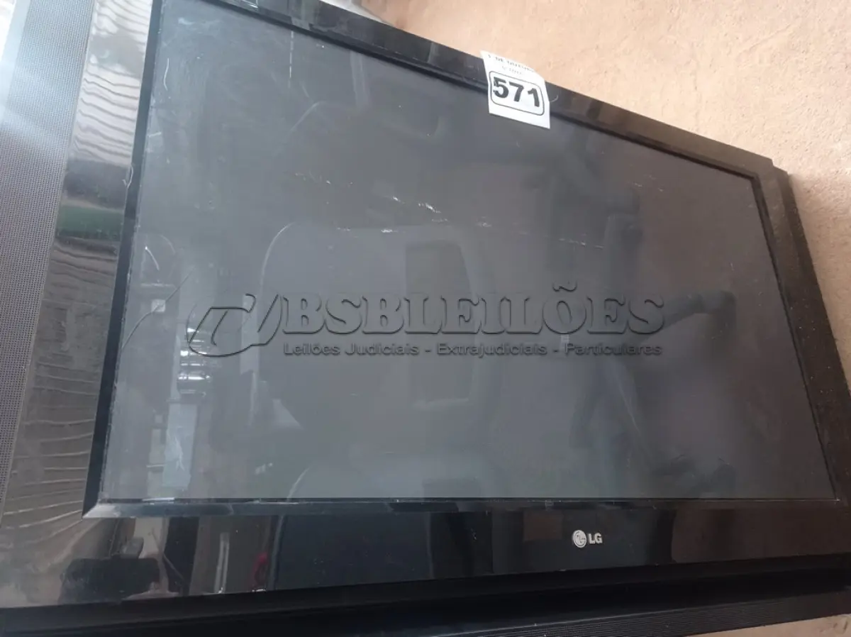 LOTE 571 - 01 TV LG 42” POL PARA RETIRADA DE PEÇAS. (NO ESTADO) ATENÇÃO! FAZER A VISITAÇÃO ANTES DE ARREMATAR, NÃO SABEMOS SE FUNCIONA. LEILÃO NÃO TEM GARANTIA E NEM DEVOLUÇÃO, SUJEITO A POSSÍVEIS AVARIAS VISÍVEIS/OCULTAS E/OU AUSÊNCIA DE COMPONENTES.