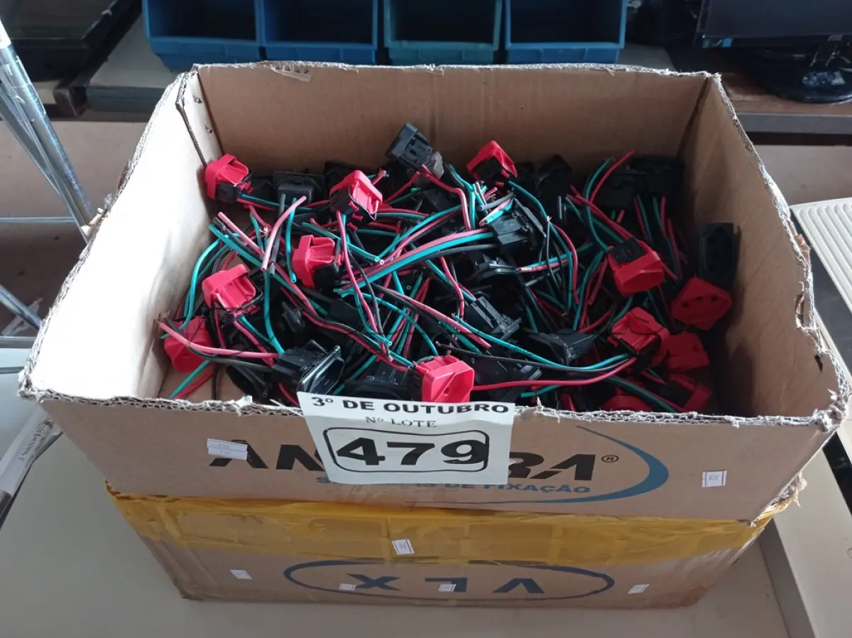 LOTE 479 - 01 LOTE COM GRANDE QUANTIDADE DE TOMADAS COM RABICHO PRETA E VERMELHA. (NO ESTADO) ATENÇÃO! FAZER A VISITAÇÃO ANTES DE ARREMATAR, NÃO SABEMOS SE FUNCIONA. LEILÃO NÃO TEM GARANTIA E NEM DEVOLUÇÃO, SUJEITO A POSSÍVEIS AVARIAS VISÍVEIS/OCULTAS E/OU AUSÊNCIA DE COMPONENTES.